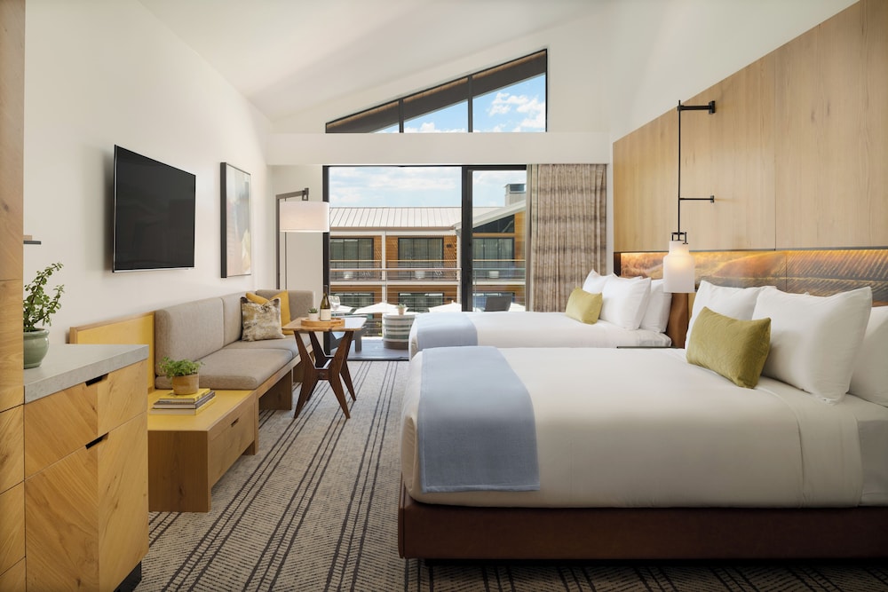 Deluxe Room, 2 Queen Beds (Vaulted)