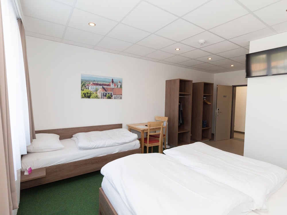 Basic Triple Room photo 2