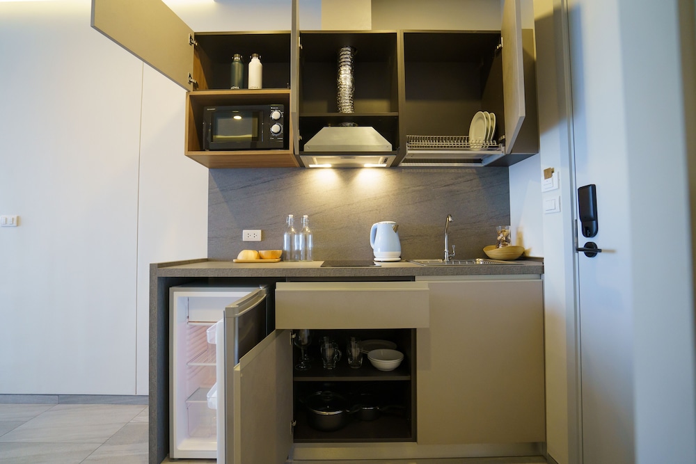 Superior Studio, 1 Queen Bed + Free Coworking Space - Photo 6