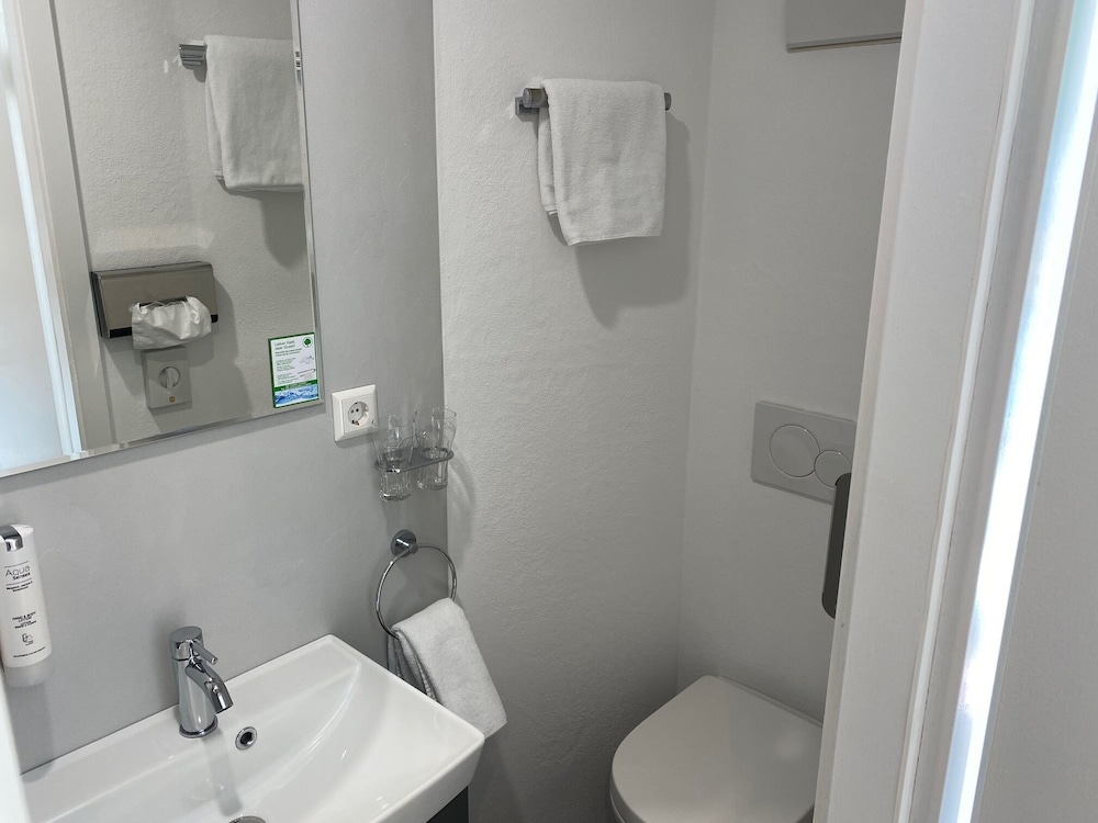 Basic Single Room, Ensuite photo 2