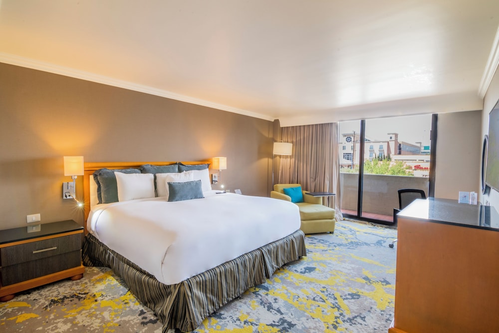 Deluxe Room, 1 King Bed, Balcony - Photo 1