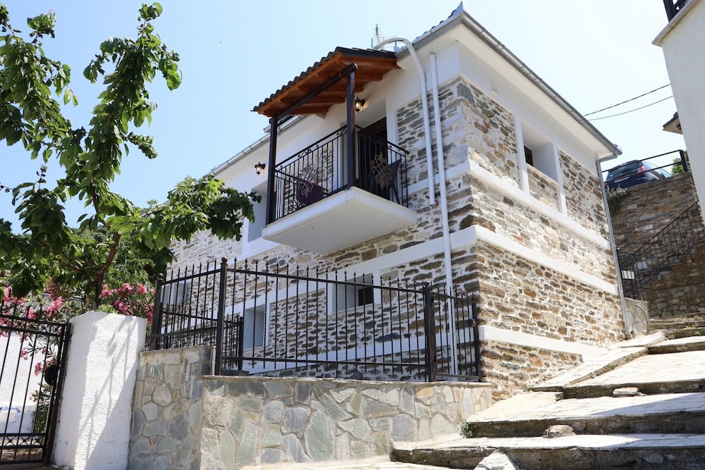 House, Smoking photo 1