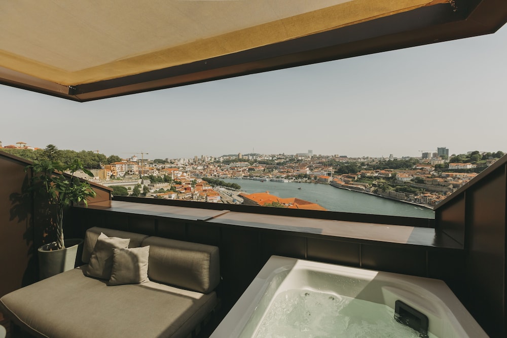 Royal Suite with jacuzzi (or jetted tub)