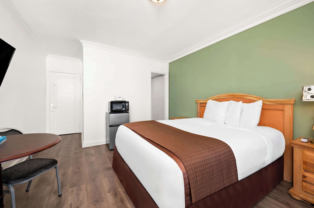 Suite, 1 Queen Bed, Non Smoking photo 3