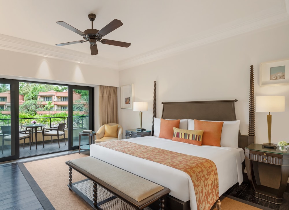 Superior Room, 1 King Bed, Lagoon View (Balcony) - Photo 4