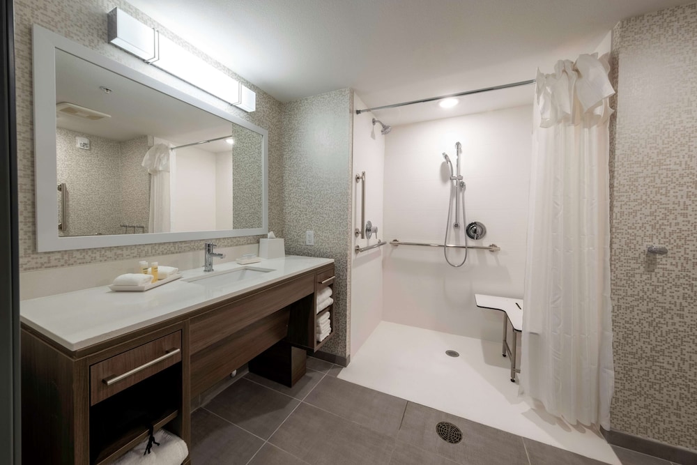 Studio, 2 Queen Beds, Accessible (Mobility & Hearing, Roll-in Shower) - Photo 11