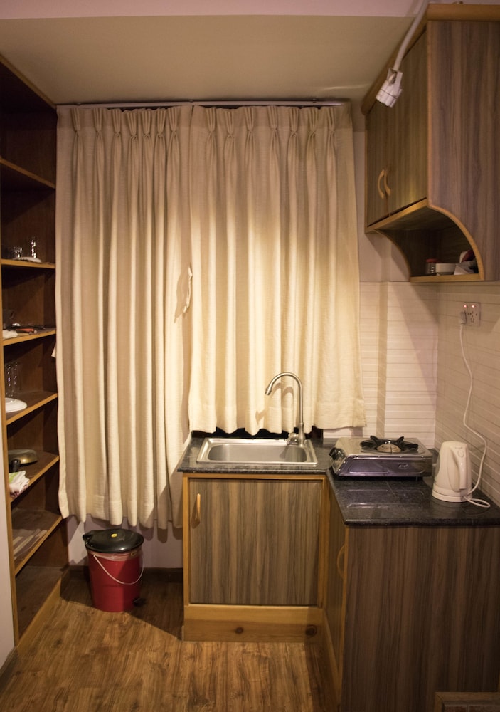 Business Studio, 1 Queen Bed, Smoking, Courtyard View