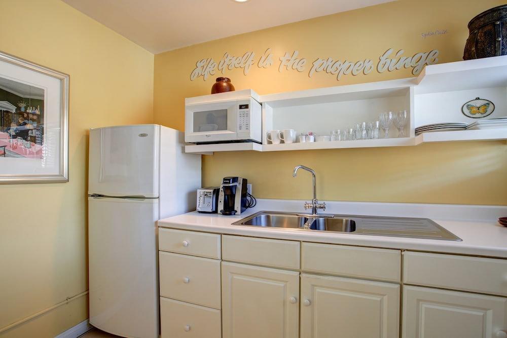 Room, Kitchenette photo 2