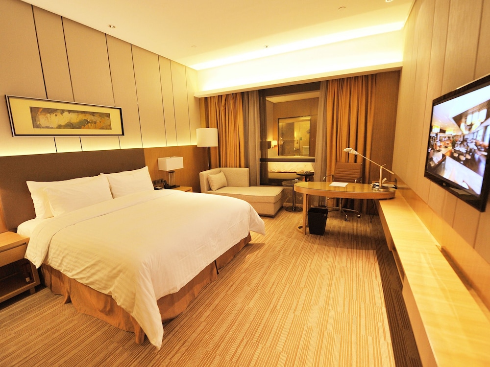 Superior Room, 1 King Bed photo 3