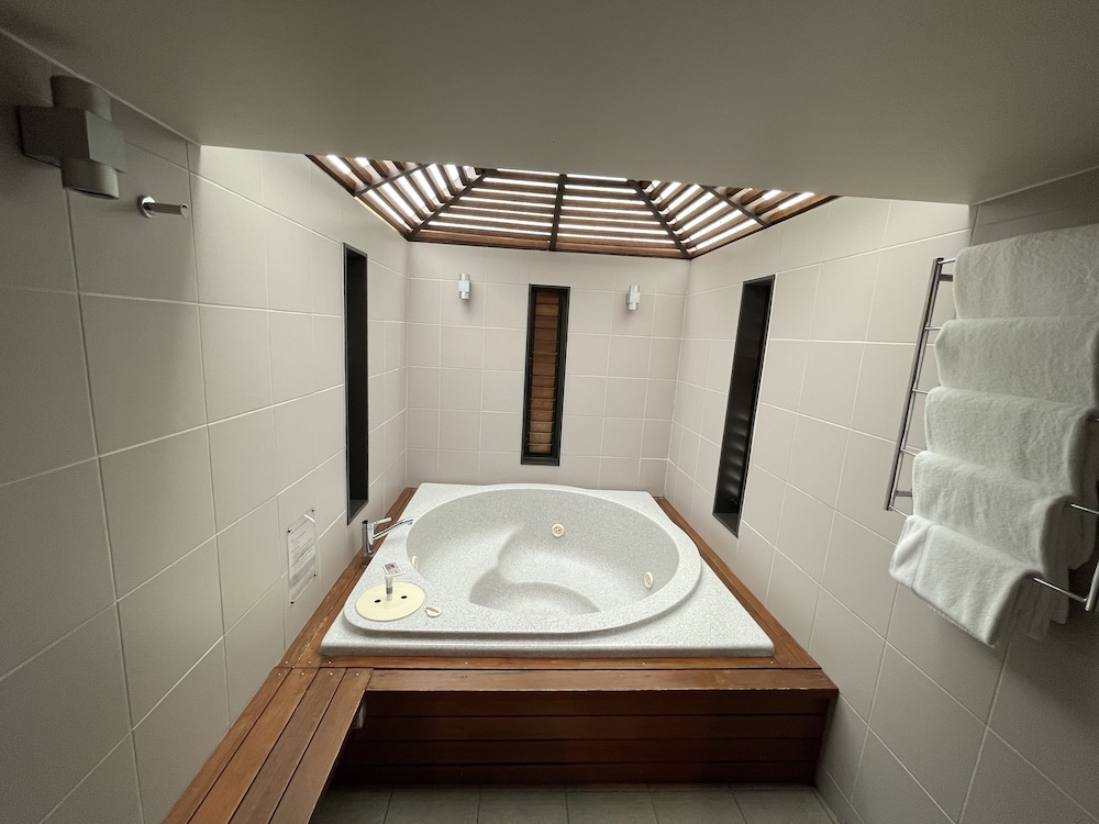 Apartment, 3 Bedrooms, Bathtub photo 1