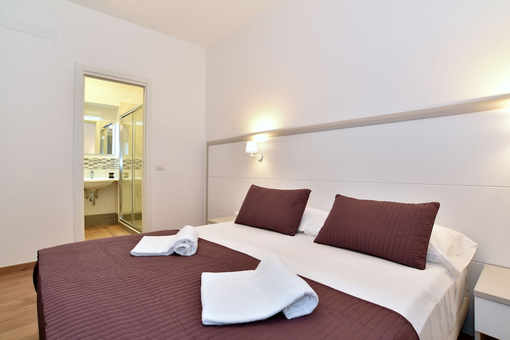 Deluxe Room, 1 Queen Bed, Partial Sea View photo 2