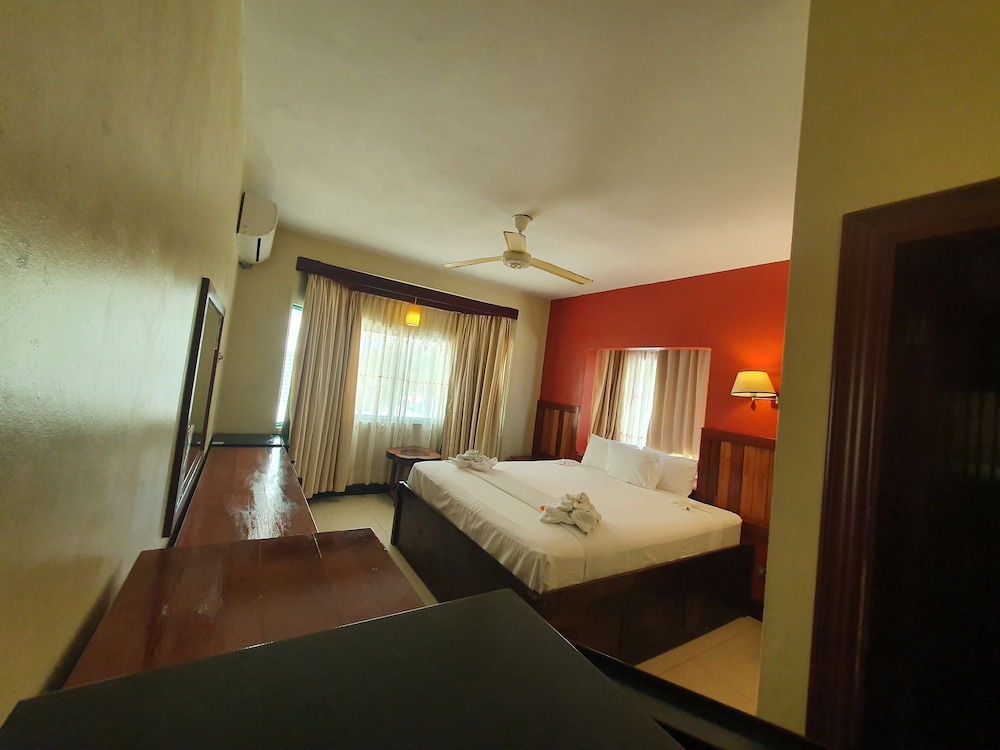 Deluxe Room, 1 King Bed photo 3