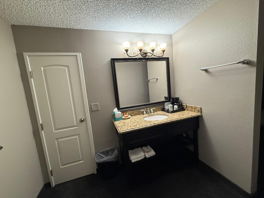 Gallery Room, 1 King Bed, Non Smoking, Balcony - Photo 4