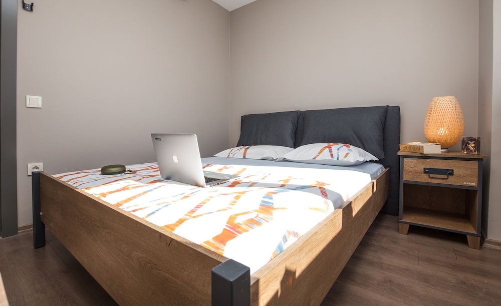 Standard Room, 1 Queen Bed, Non Smoking, City View photo 2