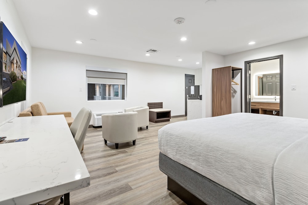 Suite, 1 King Bed, Non Smoking - Photo 4