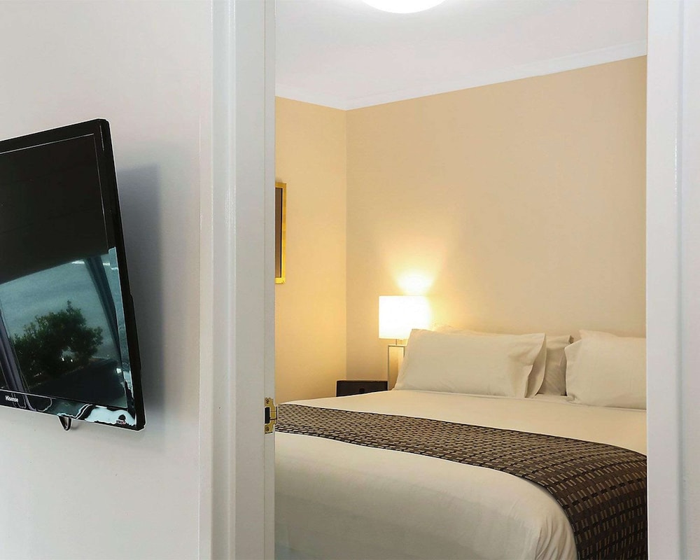 Suite, 1 King Bed, Non Smoking photo 2