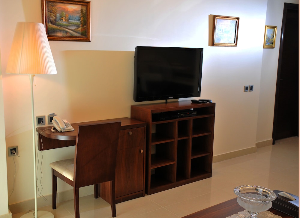 One-Bedroom Suite (twin) with City View photo 3
