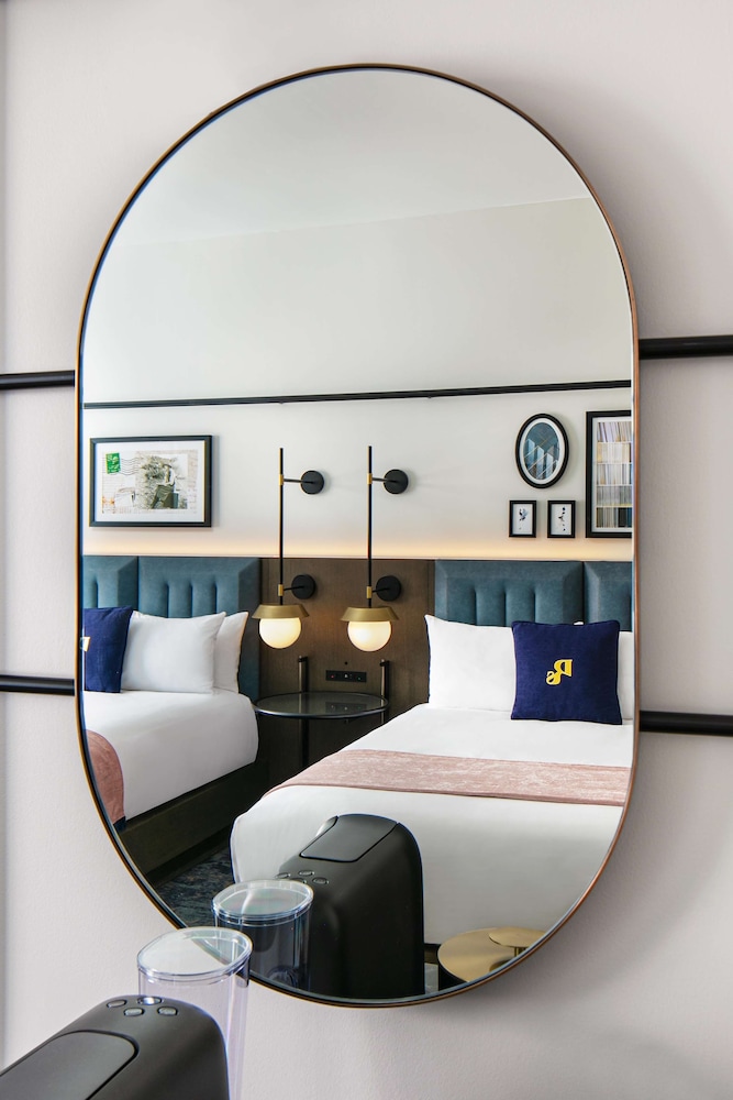 Premier Room, 2 Queen Beds, City View (Deluxe) - Photo 3