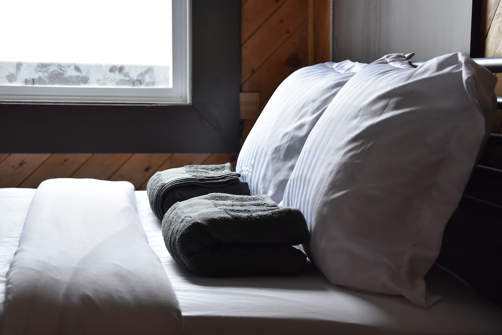 Deluxe Queen Room with Private Washroom photo 1