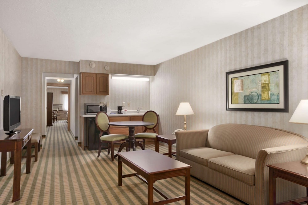 Suite, Multiple Beds, Accessible, Non Smoking (Shower) photo 2