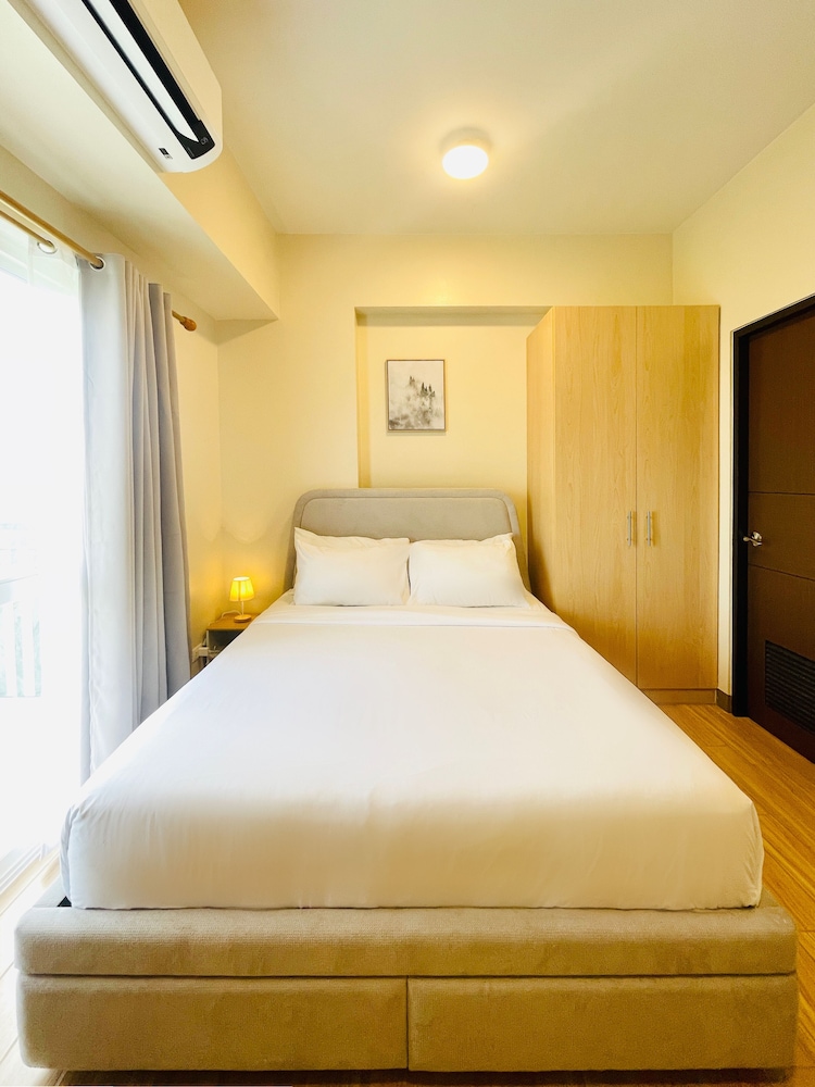 City Studio, 1 Queen Bed, Pool Access, City View