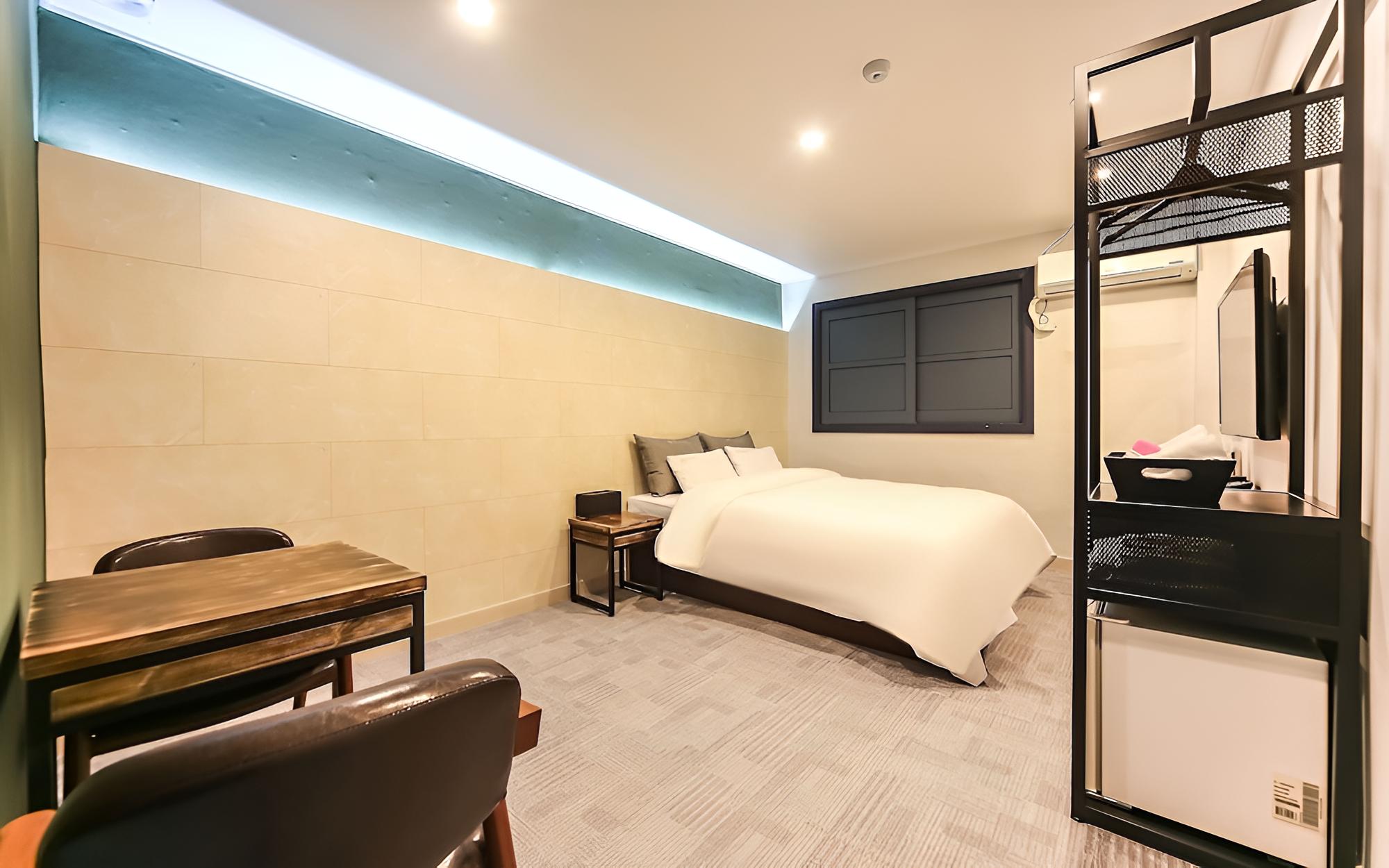 Room (Standard (Air Purifier Netflix Availa) photo 3