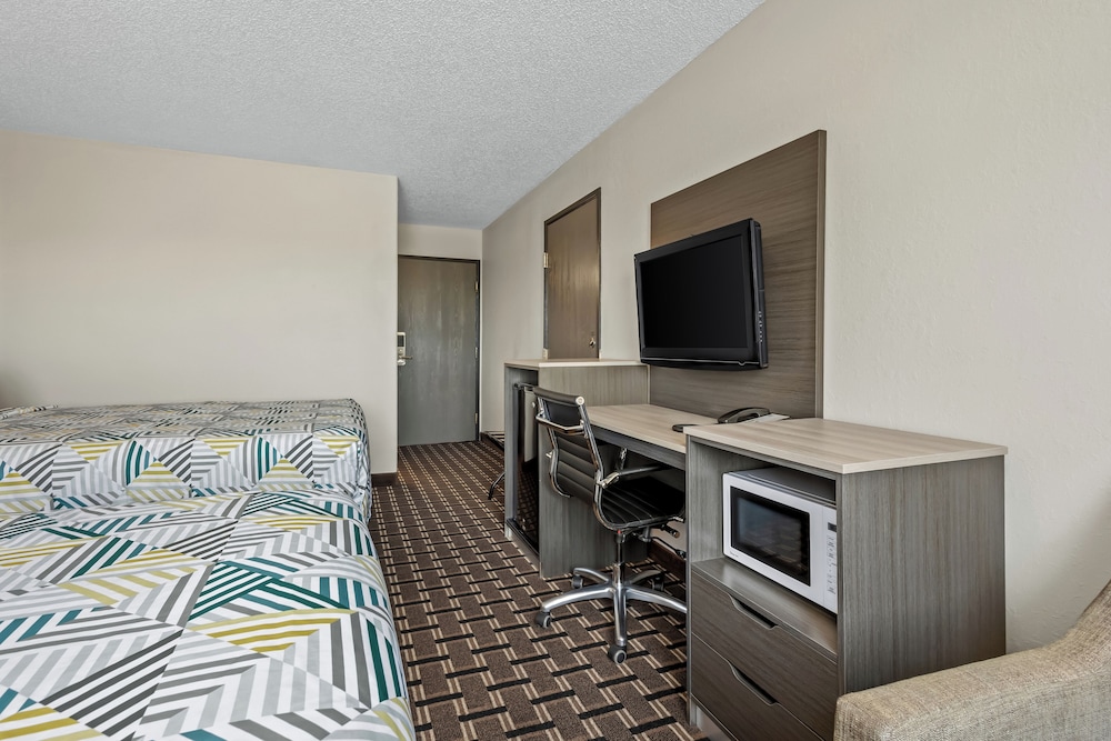 Deluxe Room, 2 Queen Beds, Non Smoking, Refrigerator & Microwave photo 1