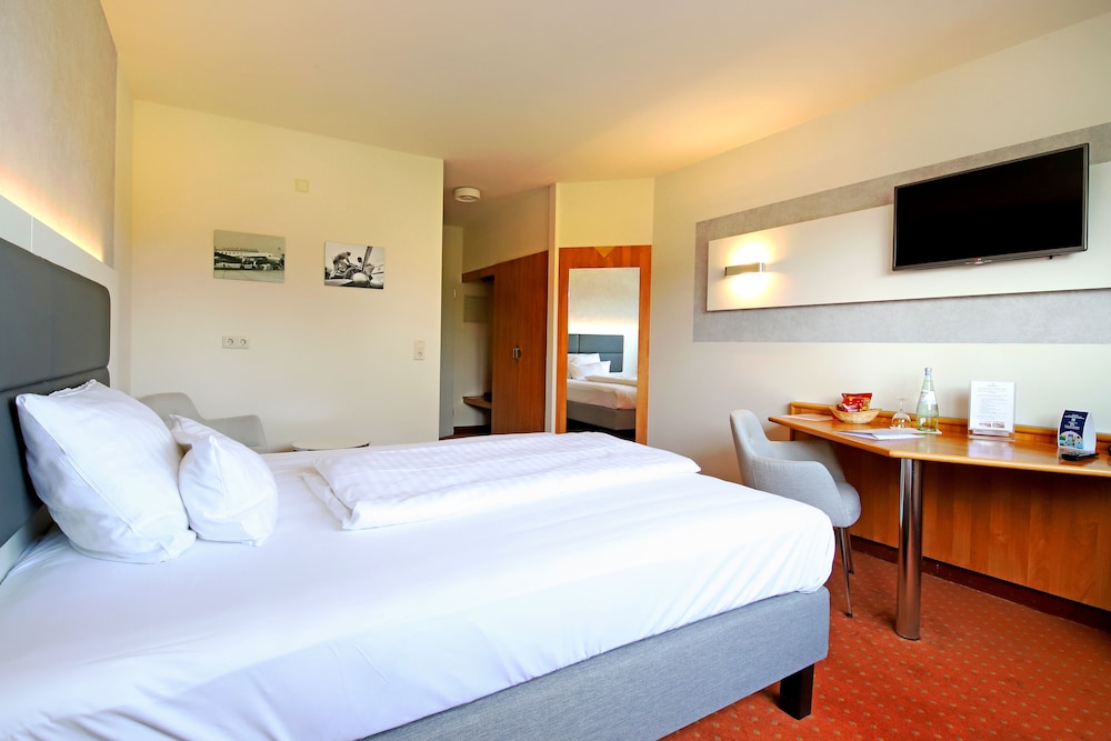 Standard Room, 1 King Bed photo 2