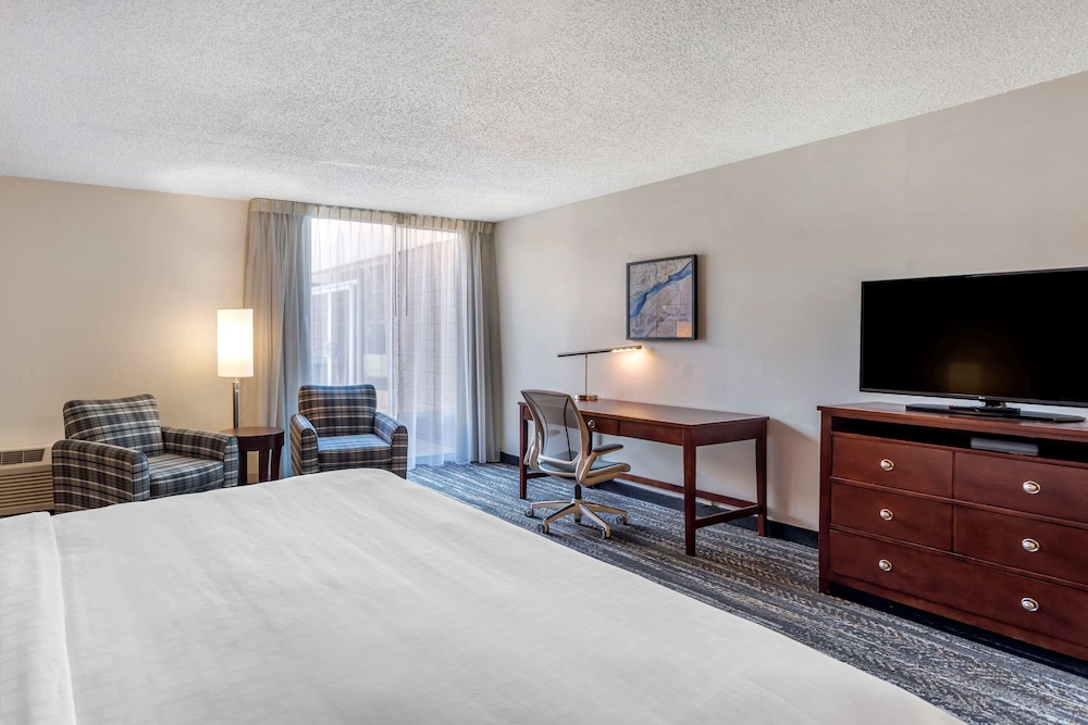 Room, 1 King Bed, Non Smoking (Upgrade) - Photo 2