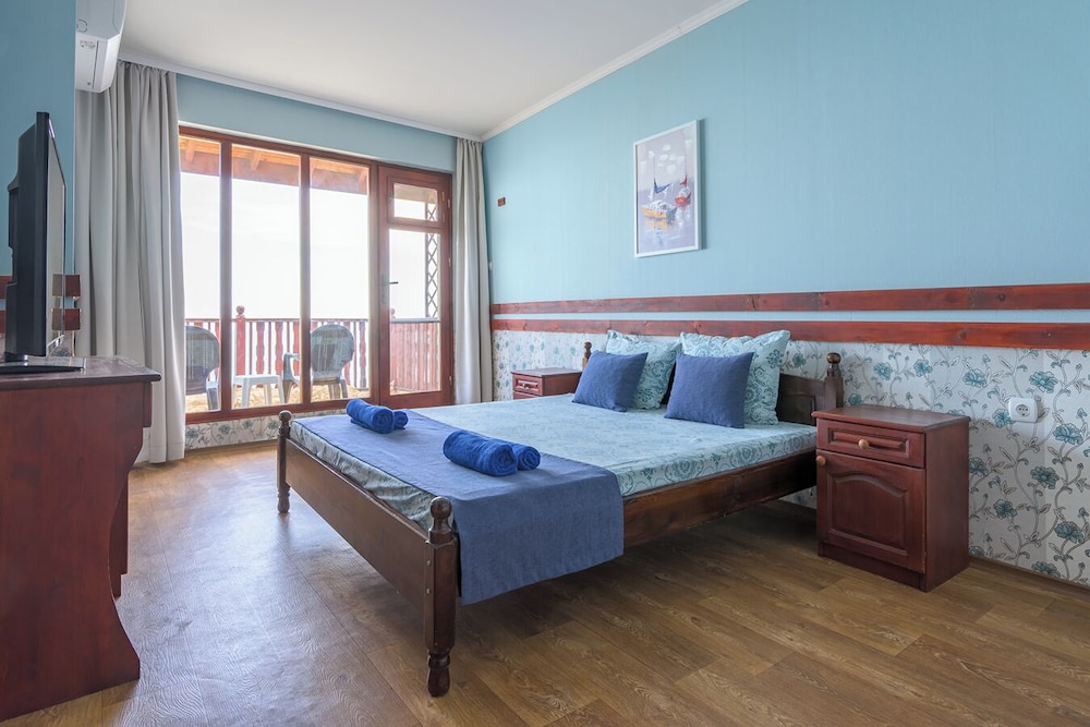 Family Room, Balcony photo 2