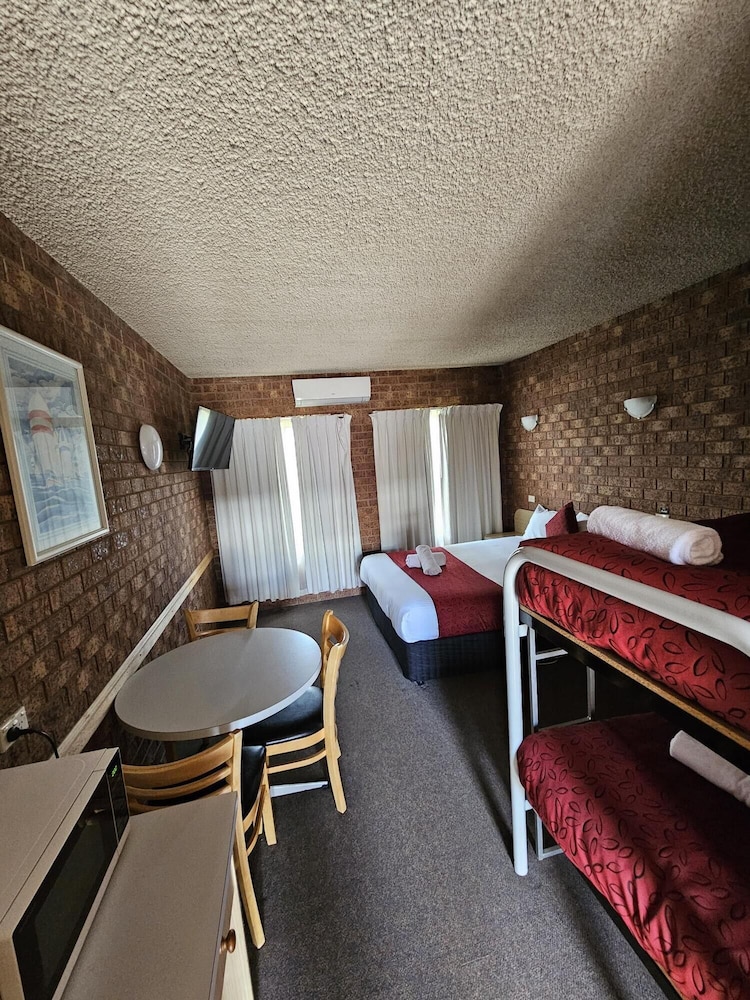 Family Queen & Single Bunks