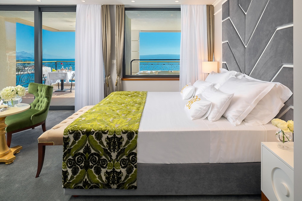 Luxury suite (Sea front, Balcony, Jacuzzi) - Photo 3