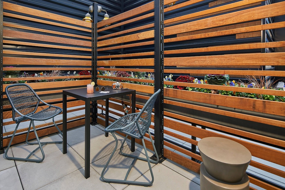Room, 1 Queen Bed, Balcony (Mobility Accessible, Roll-in Shower)