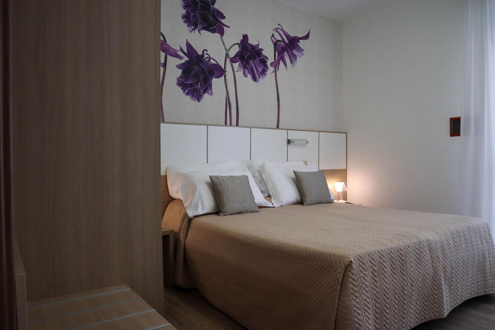Standard Double or Twin Room, Courtyard View (No elevator), photo 6