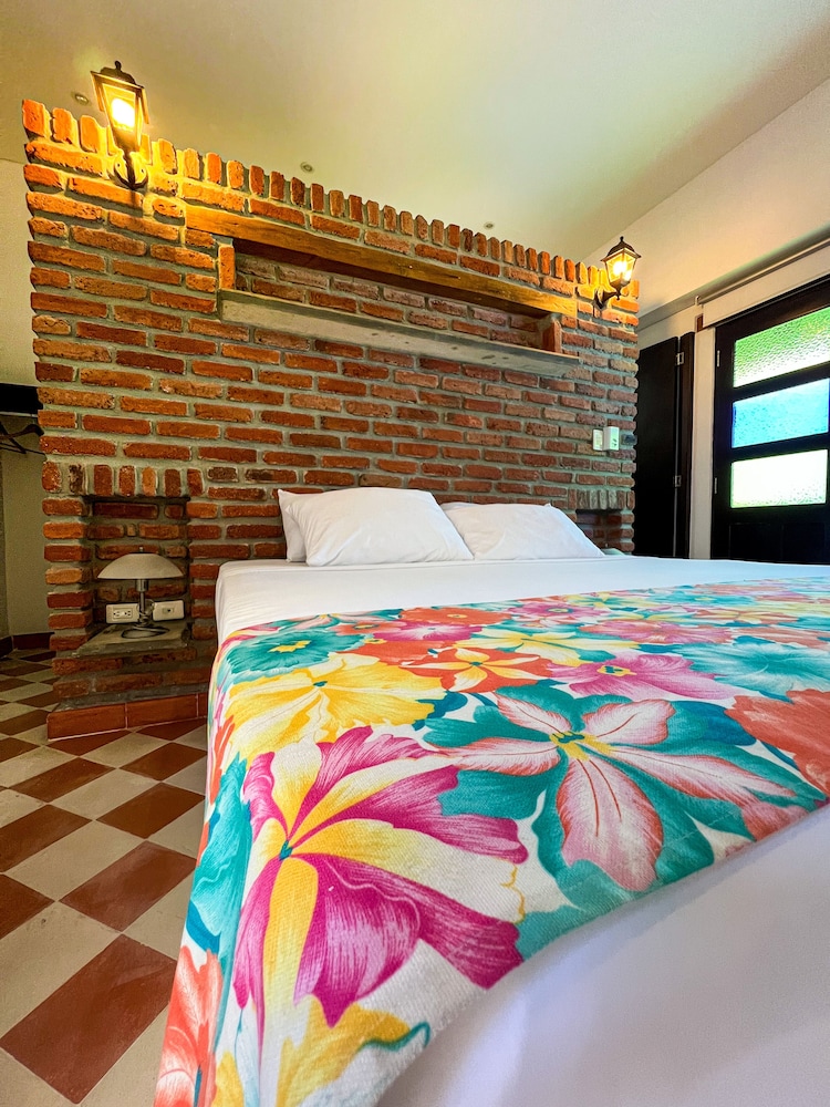 Deluxe Room, 1 Queen Bed, Non Smoking, Balcony photo 2