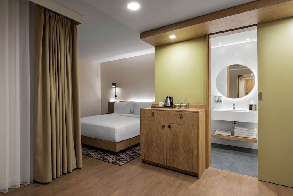 Standard Room, 1 King Bed, Smoking (Super) photo 3