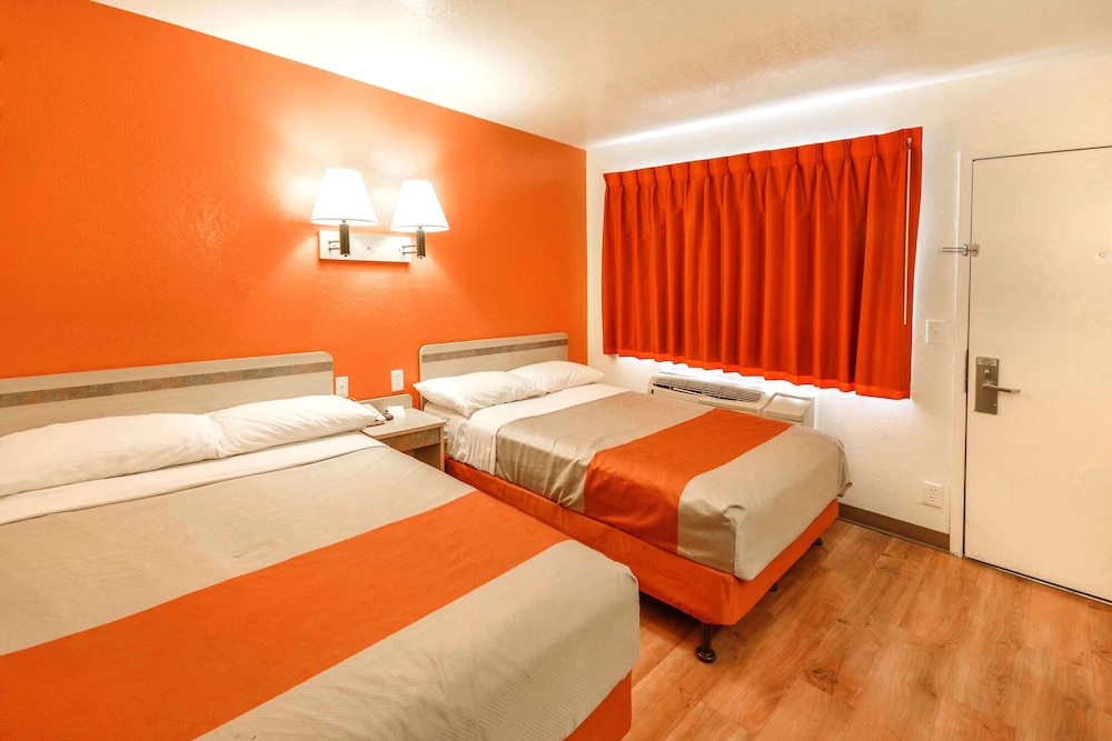 Deluxe Room, 2 Double Beds, Non Smoking, Refrigerator & Microwave photo 2