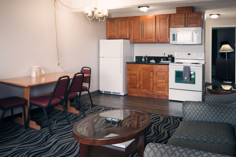 Suite, 1 Queen Bed, Kitchen photo 2