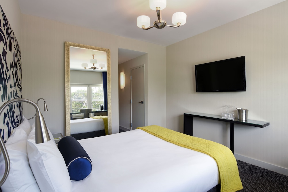 Superior Room, 1 Queen Bed, Partial Ocean View - Photo 4