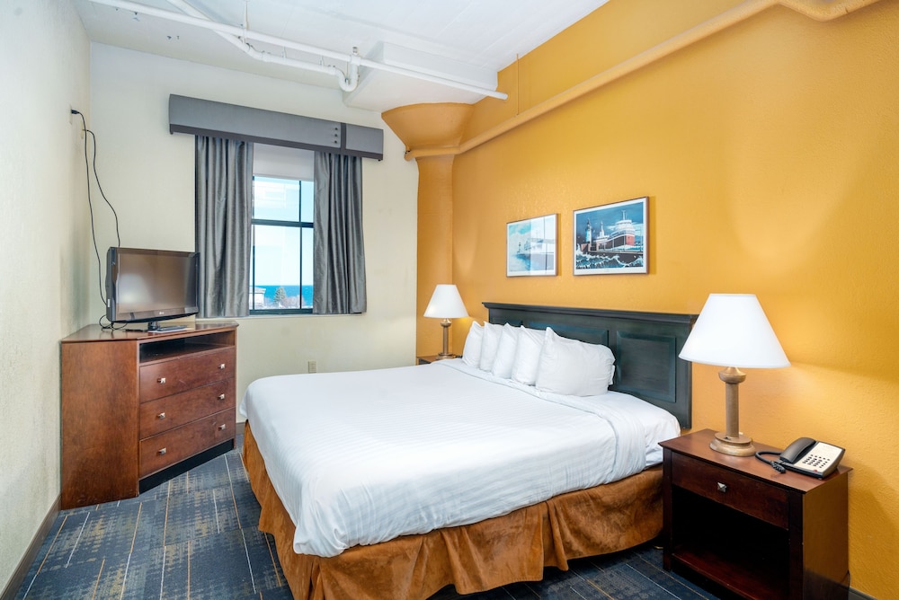 Suite, 2 Bedrooms, 1 King Bed, Accessible photo 2