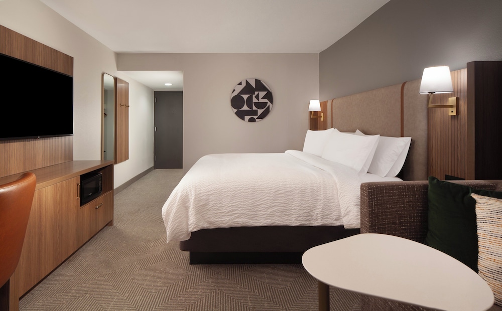 Suite, 1 Bedroom, Roll-in Shower (Communications, Roll Shwr) - Photo 2