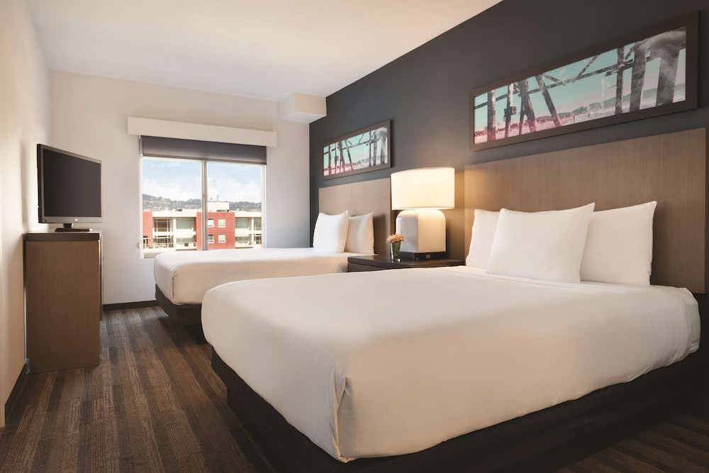 Suite, Multiple Beds, Kitchen - Photo 3