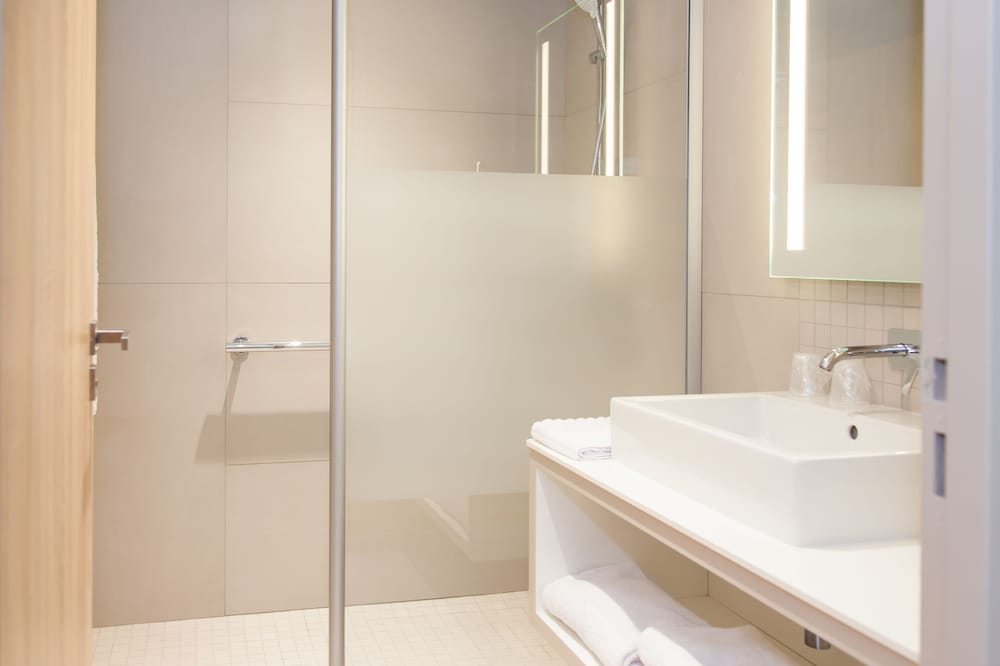 Premium Double Room, 1 King Bed, Private Bathroom, Pool View photo 2