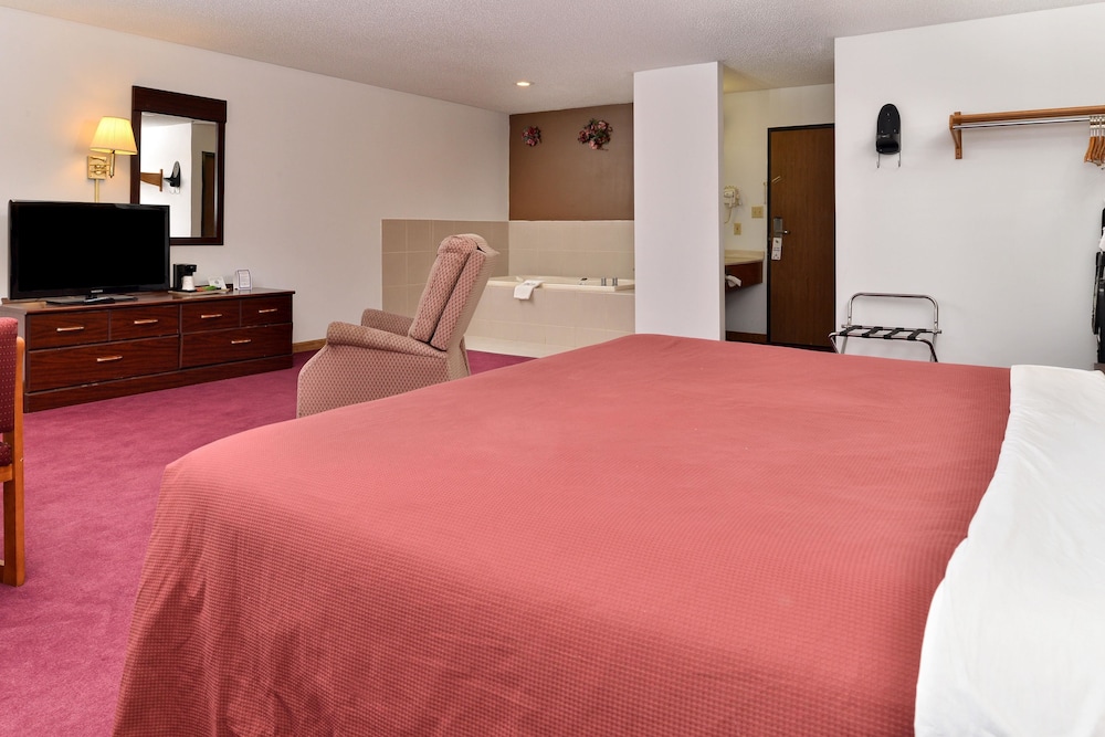 Suite, 1 King Bed, Non Smoking, Jetted Tub photo 2