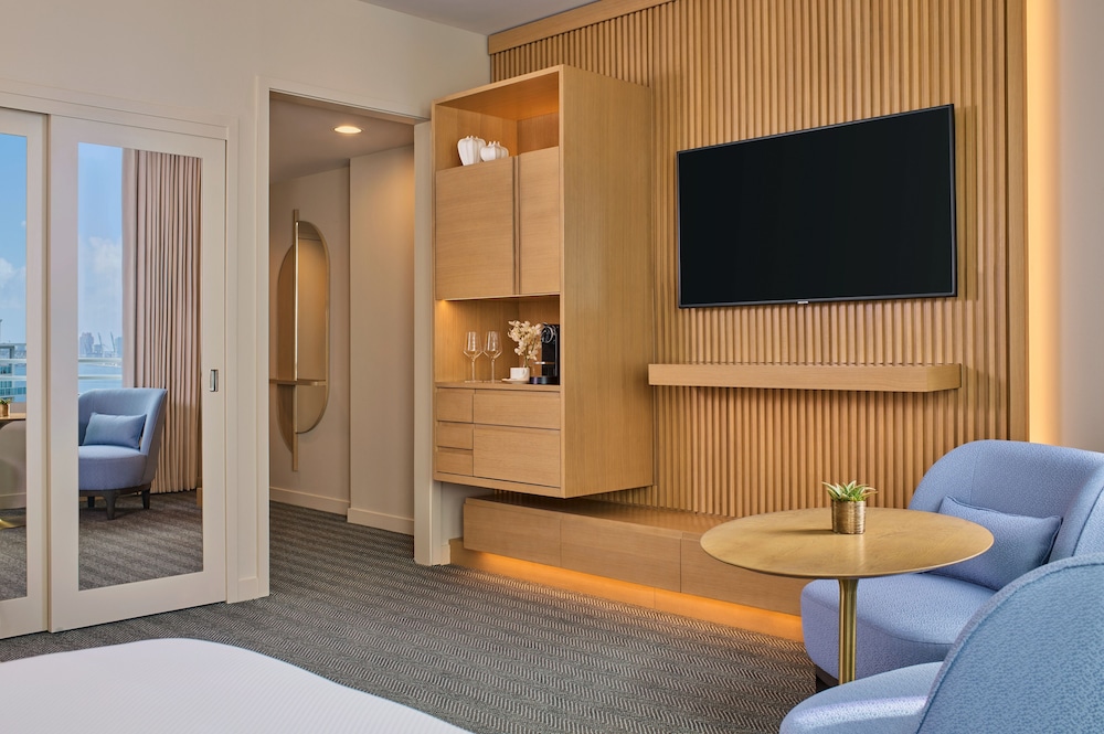 Room, 1 Queen Bed, Bay View photo 2