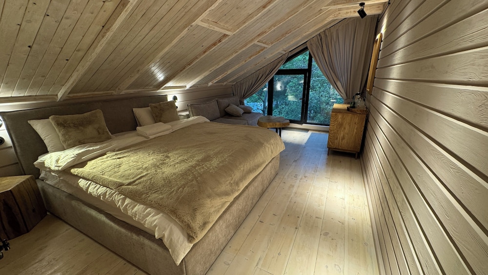 Luxury Studio Suite, 1 Queen Bed, Lanai, River View