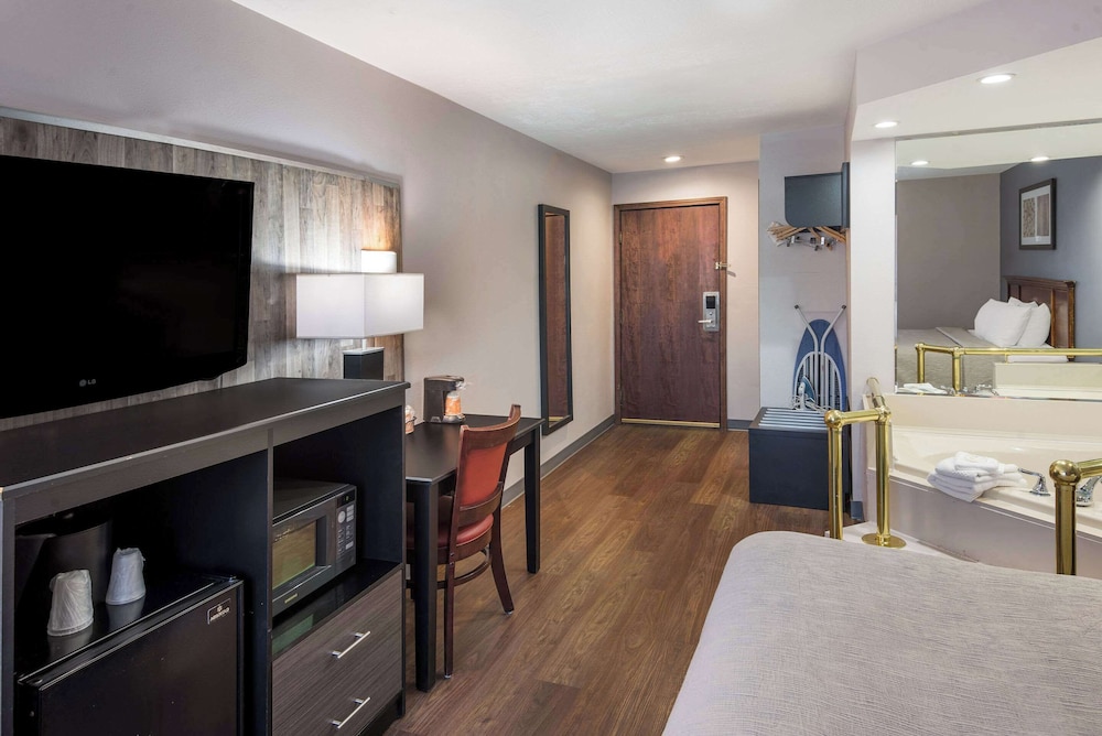 Romantic Room, 1 King Bed, Non Smoking - Photo 3