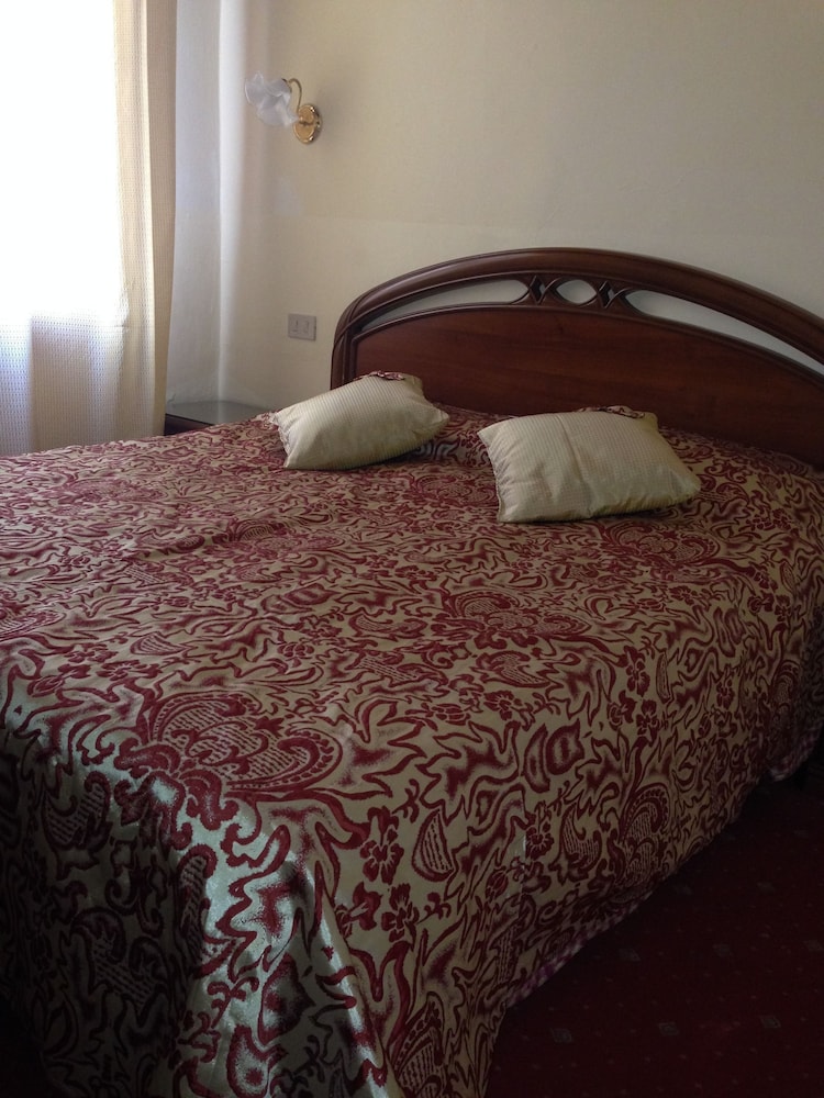 Double Room Single Use, Shared Bathroom photo 1
