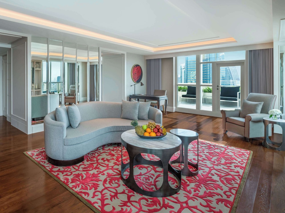 IMPERIAL SUITE, 1 King Size Bed, Living and Dining Room, Study Room, Club Millésime Access thumbnail 6