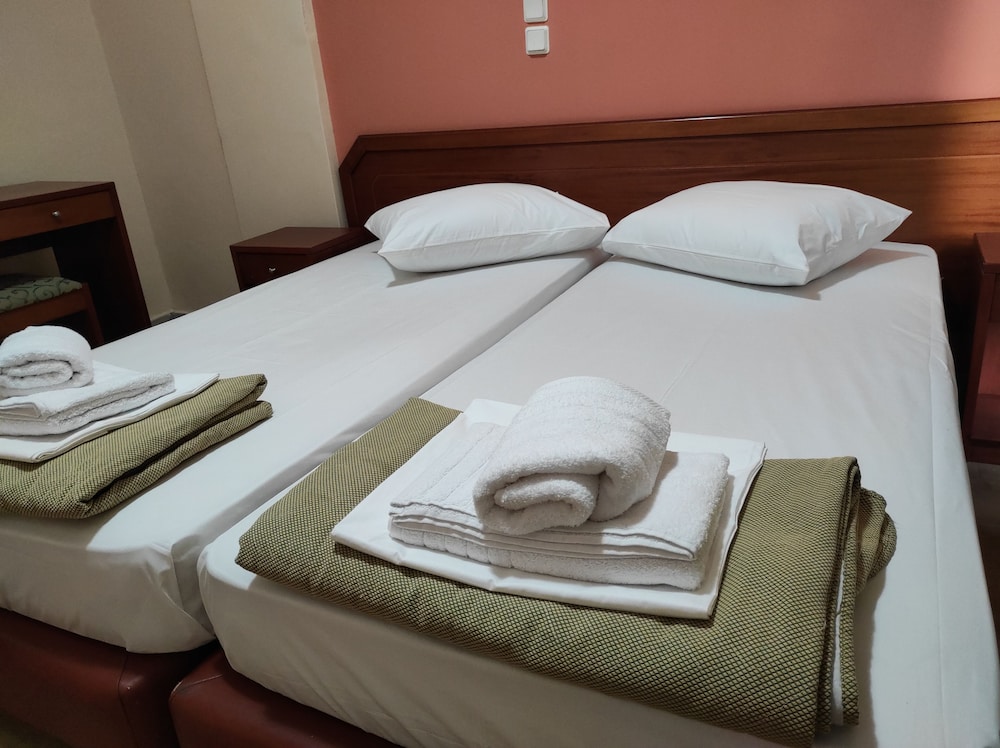 Economy Triple Room photo 1